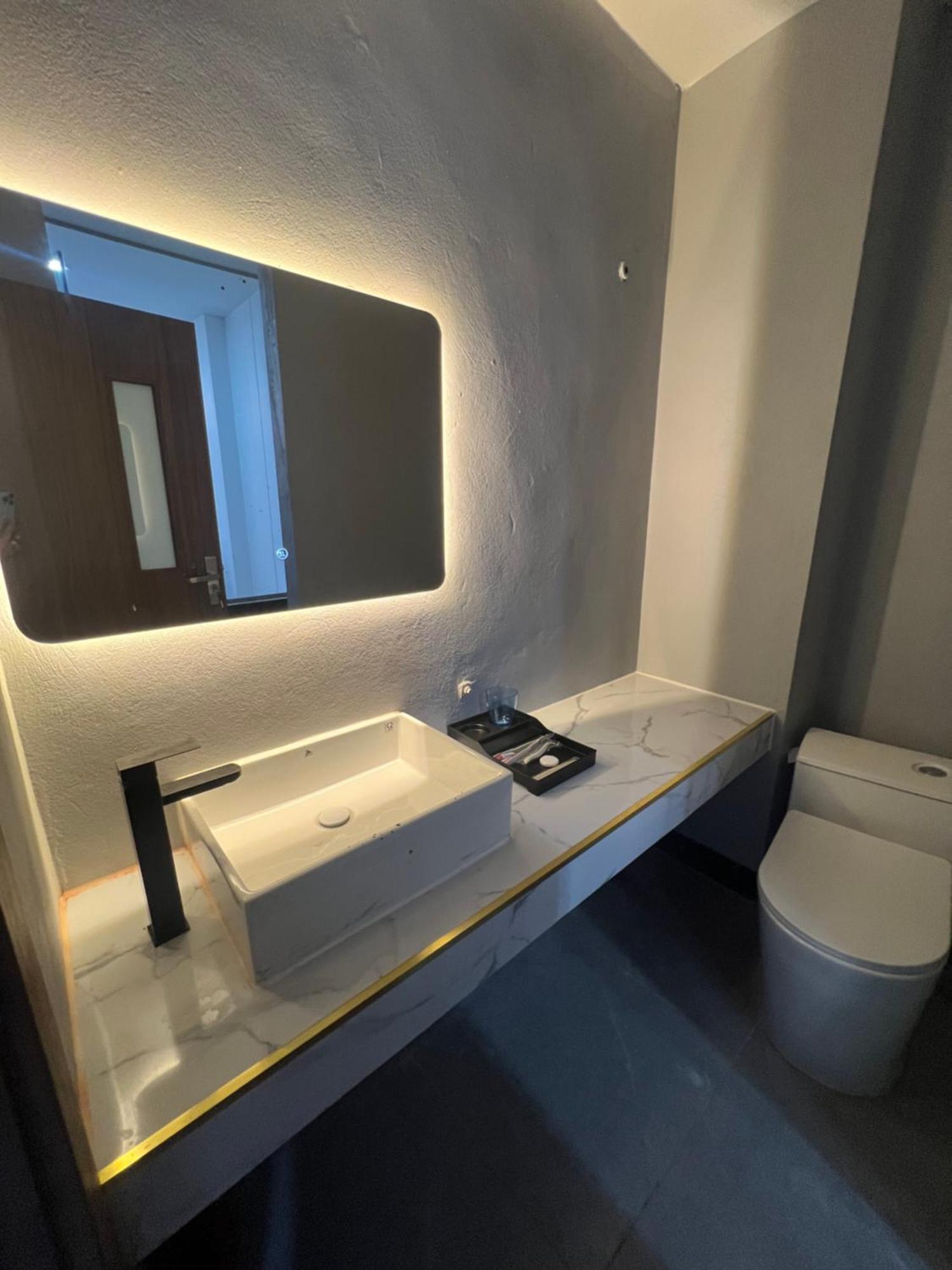 Venus Apartment Kham Thien Hanoi Eksteriør billede