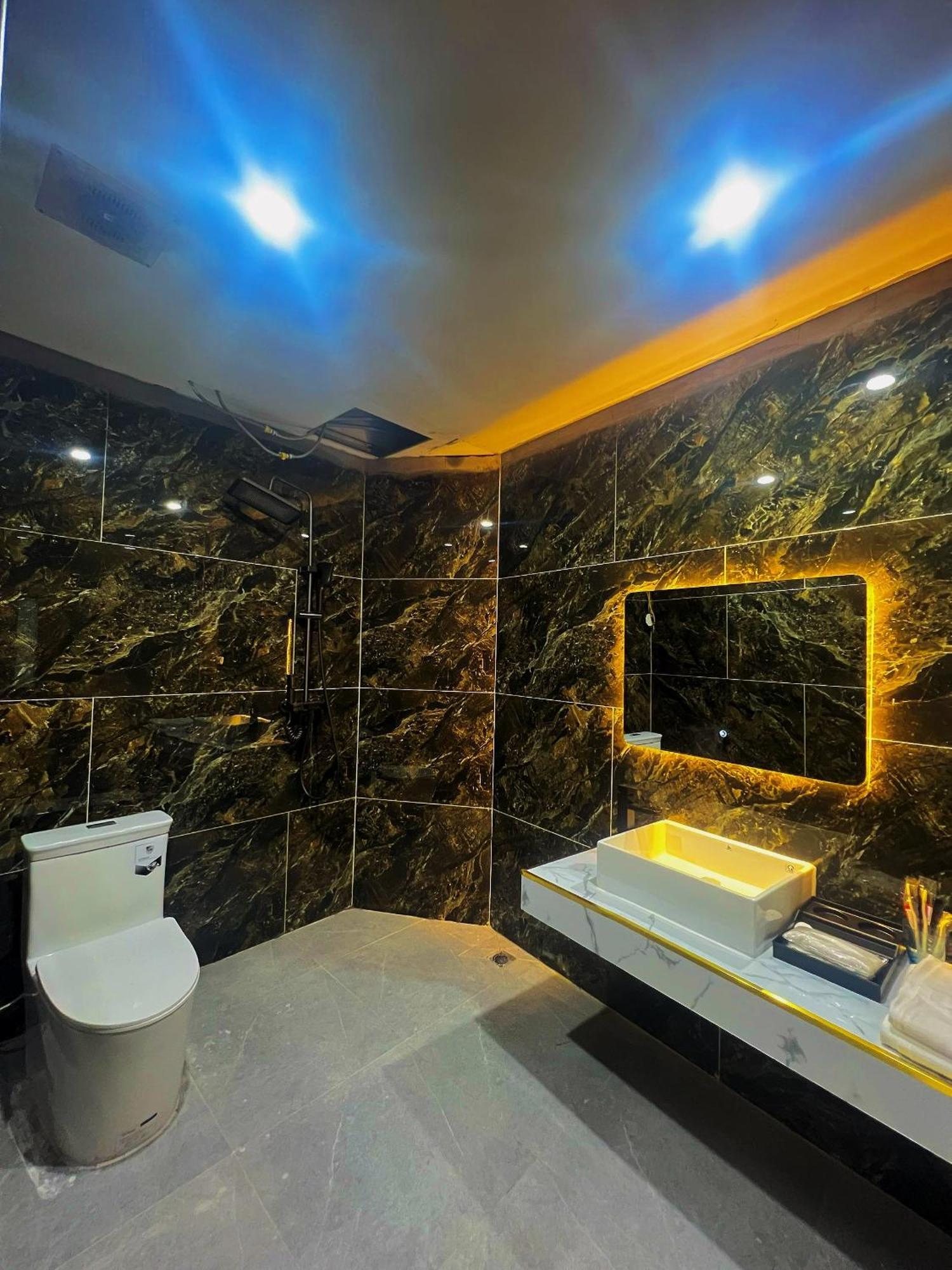 Venus Apartment Kham Thien Hanoi Eksteriør billede