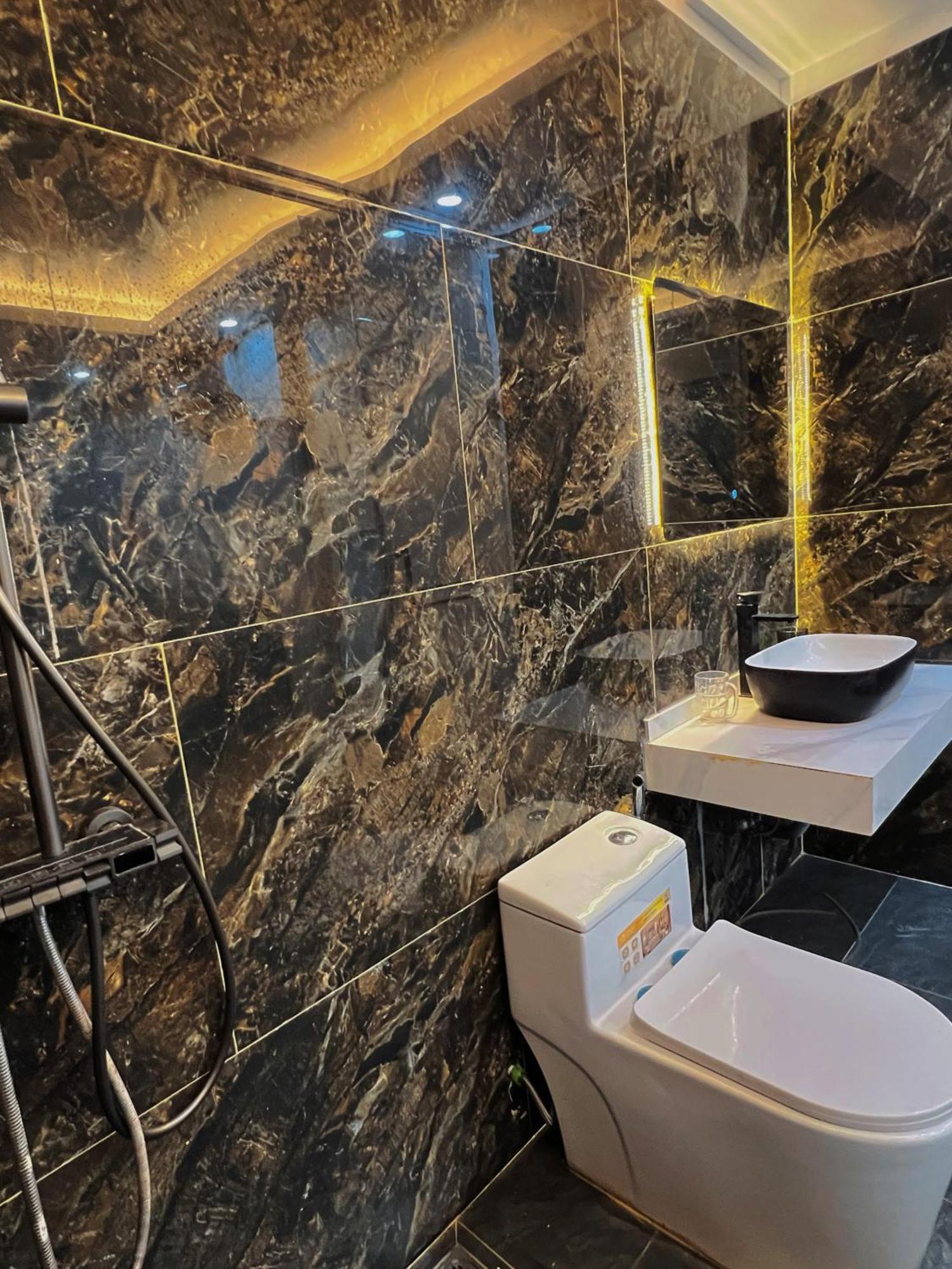 Venus Apartment Kham Thien Hanoi Eksteriør billede